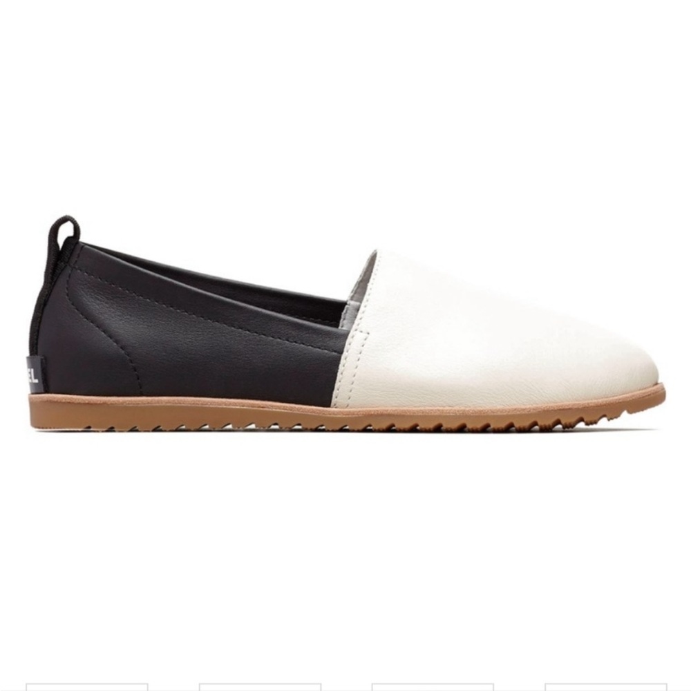 SOREL Ella Two Tone Flats

Size:7
Slip on 
Leather upper 
Two tone: cream black
